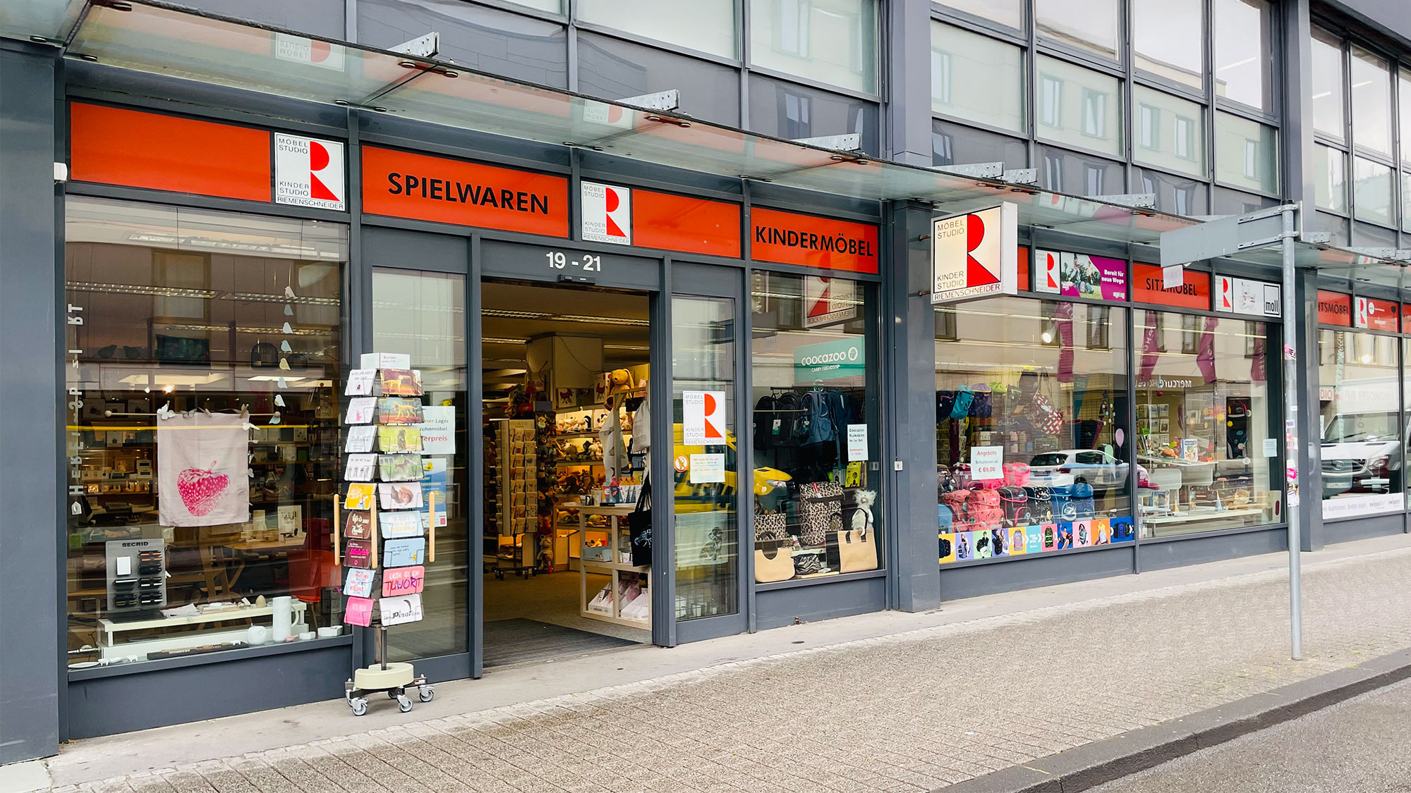 Möbelstudio Riemenschneider Wiesbaden in der Bahnhofstraße 19-21 65185 Wiesbaden fon: 0611/377528 fax: 0611/379488