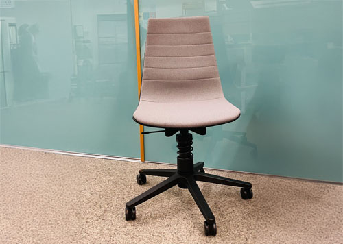 Aeris Linu Konferenzstuhl mit breiter Sitzfläche bei Riemenschneider Wiesbaden