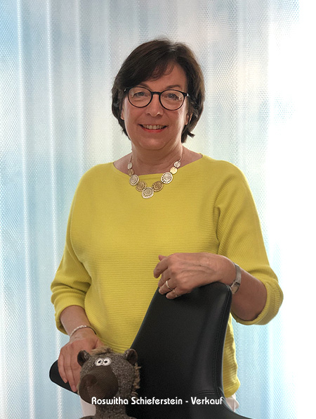 Roswitha Schieferstein im Verkauf bei Riemenschneider Wiesbaden